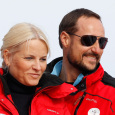 Konprins Haakon og Kronprinsesse Mette-Marit på kongetribunen under hopprennet   i Holmenkollen (Foto: Erlend Aas / Scanpix)